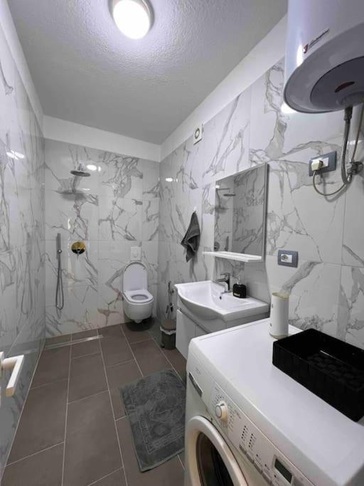 Great Apartament Near Lake & Blloku Area Tirana Exterior photo